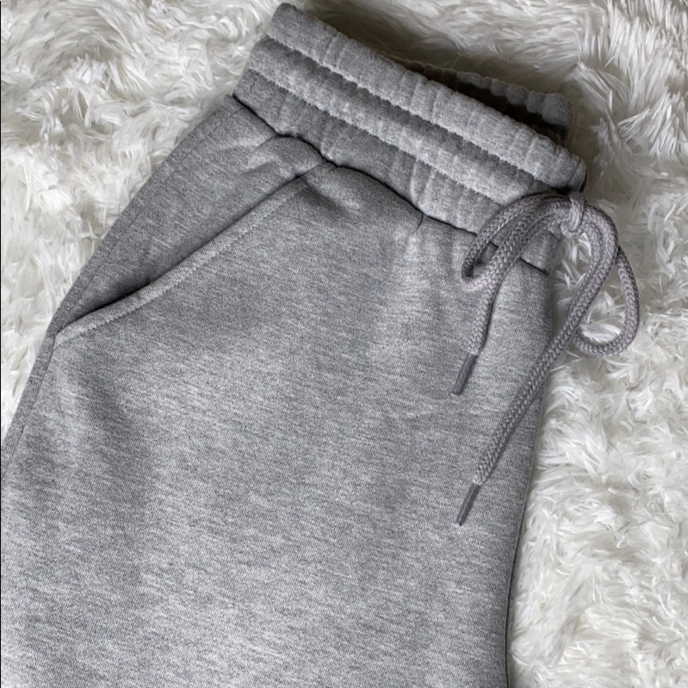 🚨CLOSET CLEAROUT Women’s Grey Jogger/Sweats - Picture 2 of 4